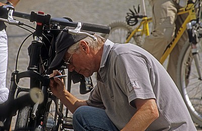 Bordeauxplatz: Joachim Herrmann Luger (Lindenstraße-Darsteller Hans Beimer) signiert ein Fahrrad - München