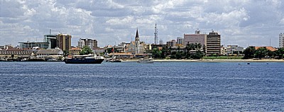 Fähranleger, in der Mitte die St. Joseph's-Kathedrale - Daressalam