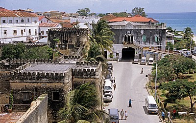 Arabisches Fort, Orphanage (Waisenhaus von Sansibar, getunnelt von einer Einbahnstraße) - Zanzibar Town