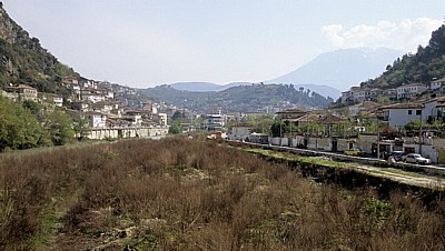 Osum-Tal: rechts Gorica, links Mangalem - Berat