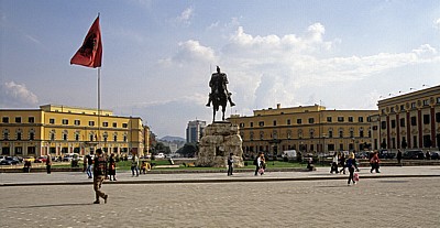 Sheshi Skanderbeg (Skanderbeg-Platz): Skanderbeg-Denkmal - Tirana