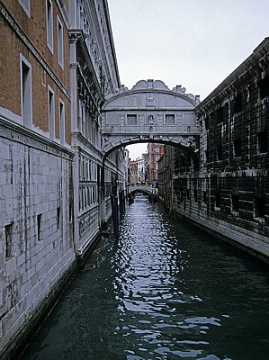 Seufzerbrücke über den Rio del Palazzo - Venedig