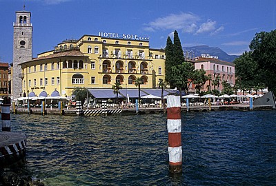 Uhrturm Torre Apponale am Hafen - Riva del Garda