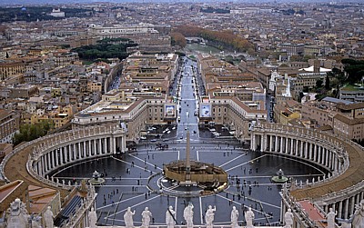 Petersdom: Blick von der Kuppel auf den Petersplatz und die die Via della Conciliazione - Vatikan