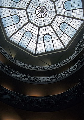 Vatikanische Museen: Glasdecke über der Spiral-Treppe - Vatikan