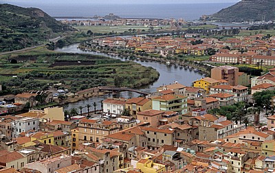 Blick vom Castello Malaspina (Serravalle): Fiume Temo, Bosa Marina, Mittelmeer - Bosa