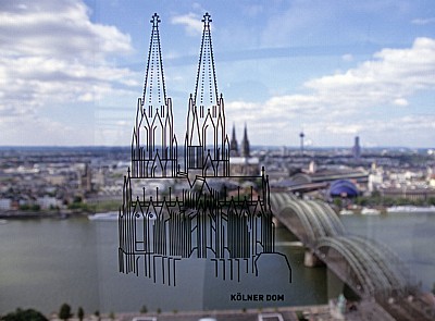 Blick vom KölnTriangle: Zeichnung des Kölner Doms - Köln
