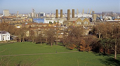 Blick vom Old Royal Observatory: Millenium Dome (The O2), davor die Greenwich Power Station - London