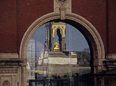 In der Royal Albert Hall gespiegeltes Albert Memorial - London