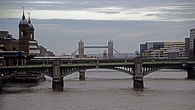 Blick von der Millenium Bridge auf die Themse - London