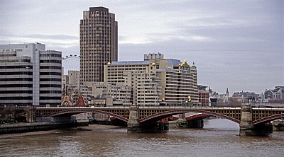 Blick von der Millenium Bridge auf die Themse - London