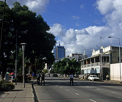 Innenstadt: Kolonialbauten vor modernen Hochhäusern (Karigamombe Centre) - Harare
