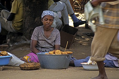 Informeller Sektor: Eine Frau verkauft ihr Gebäck - Chimoio