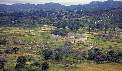 Blick von der Akropolis (Bergruine) auf die Great Enclosure (Große Einfriedung) - Great Zimbabwe Ruins