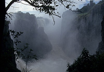 Blick parallel zu den Fällen - Victoriafälle