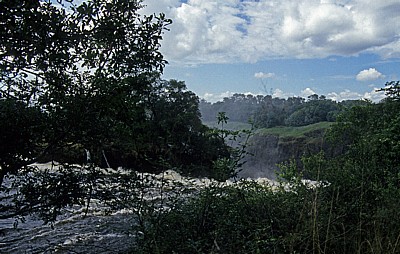 Blick vom Zambezi über den Devil's Cataract auf den Regenwald - Victoriafälle