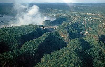 Blick auf den Zambezi und die Vic Falls - Victoriafälle