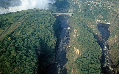 Blick auf den Zambezi und die Vic Falls (Rainbow Falls und Eastern Cataract) - Victoriafälle
