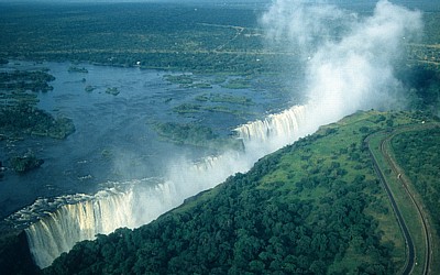 Blick auf die Vic Falls - von links: Main Falls, Horseshoe Falls, Rainbow Falls - Victoriafälle