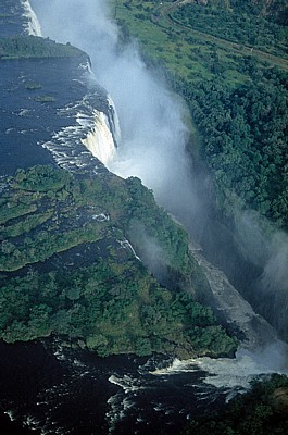 Blick auf die Vic Falls - von unten: Devil's Cataract, Main Falls, Horseshoe Falls - Victoriafälle