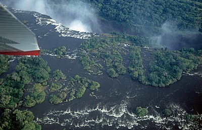 Blick auf den Zambezi (oberhalb der Abbruchkante) und die Vic Falls - Victoriafälle