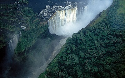 Blick auf Devil's Cataract, Cataract Island und Main Falls - Victoriafälle