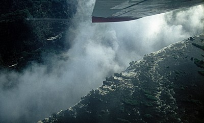 Blick über die Abbruchkante der Rainbow Falls auf die Brücke - Victoriafälle