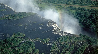 Blick über die Abbruchkante der Horseshoe Falls und Main Falls - Victoriafälle