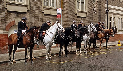 Great Scotland Yard: Berittene Polizei - Absitzen - London