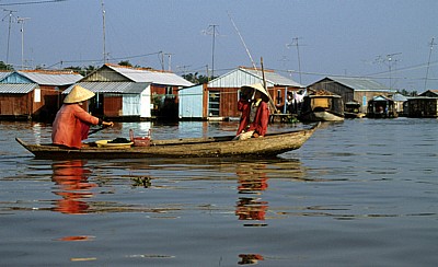 Frauen im Boot zwischen den schwimmenden Häusern - Chau Doc
