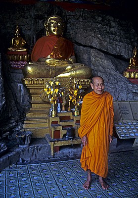 Mönch in der Tempelhöhle auf Phousi - Luang Prabang