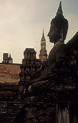 Geschichtspark Sukhothai: Wat Mahathat im Abendlicht - Sukhothai
