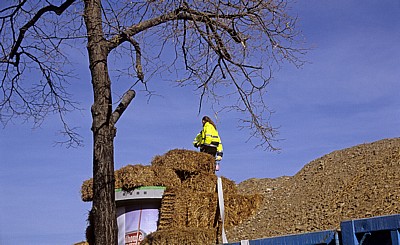 Tegernseer Landstraße (Mittlerer Ring): Zum Schutz vor der Sprengung des Agfa-Hochhauses eingepackte Litfaßsäule - München