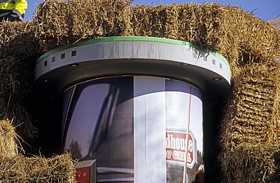 Tegernseer Landstraße (Mittlerer Ring): Zum Schutz vor der Sprengung des Agfa-Hochhauses eingepackte Litfaßsäule - München