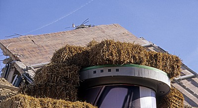 Tegernseer Landstraße (Mittlerer Ring): Zum Schutz vor der Sprengung eingepackte Litfaßsäule - München
