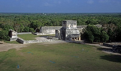 Blick von der Kukulkán-Pyramide: Templo de los Jaguares, dahinter Juego de Pelota (Ballspielplatz) - Chichén Itzá