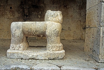 Templo de los Jaguares (Jaguartempel): Steinerner Jaguar - Chichén Itzá