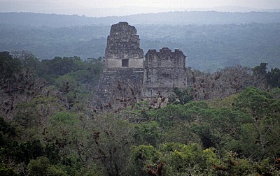 Blick von Tempel IV: (von links) Tempel I und II - Tikal