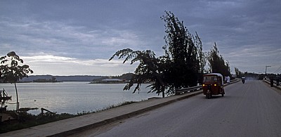 Lago de Petén Itzá, rechts der Damm nach St. Elena - Flores (GCA)
