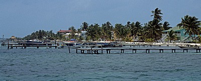 Anleger und Häuser am Strand - Caye Caulker