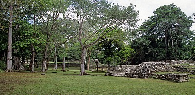 Rechts Juego de Pelota (Ballspielplatz) - Yaxchilán