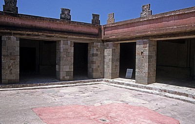 Palacio de Quetzalpapalotl (Quetzalpapalotl-Palast): Innenhof mit reliefverzierten Pfeilern - Teotihuacán