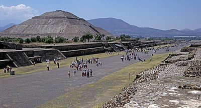 Pirámide del Sol (Sonnenpyramide) an der Calzada de los Muertos (Straße der Toten) - Teotihuacán