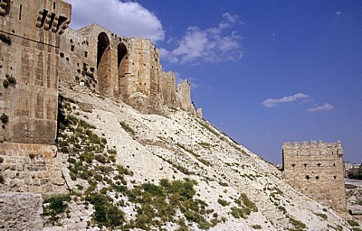 Zitadelle: Festungsmauer, Glacis und Bastion (von links) - Aleppo