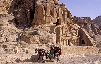 Pferdekarren vor Obeliskengrab und Barocktriklinium - Petra