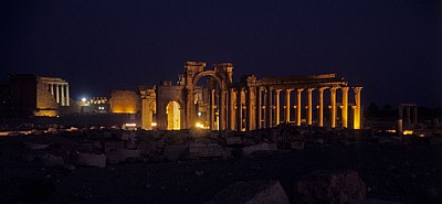 Bogentor (Hadrianstor) und Große Kolonnadenstraße - Palmyra