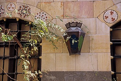 Qasr al-Azem (Azem-Palast): Wandlampe neben Fenstern - Damaskus
