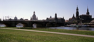 Neustädter Elbufer: Blick auf Elbe, Augustusbrücke und Innere Altstadt - Dresden