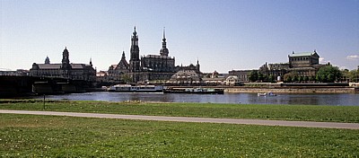 Neustädter Elbufer: Blick auf Elbe, Innere Altstadt und Augustusbrücke (links) - Dresden