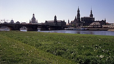 Neustädter Elbufer: Blick auf die Elbe, Augustusbrücke und die Innere Altstadt - Dresden